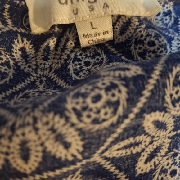 Umgee Size LARGE Blue and White Patterned Blouse with Ruffle Bottom - Picture 4 of 4